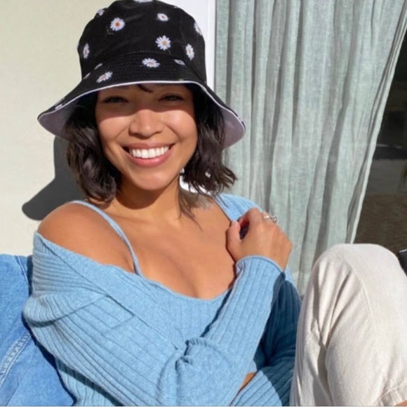 Alice + Olivia Accessories - New Alice + Olivia X Fabfitfun reversible Bucket hat black/white daisy